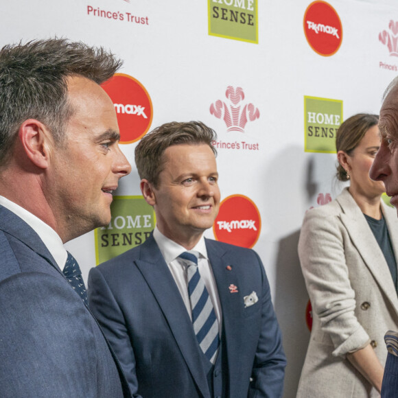 Le prince Charles, prince de Galles, Ant McPartlin et Declan Donelly lors de la soirée des Princes Trust and TKMaxx & Homesense awards au Palladium à Londres, Royaume Uni, le 24 mai 2022. 