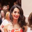Amal Clooney glamour en robe bustier face au prince Charles, une Spice Girl au rendez-vous !