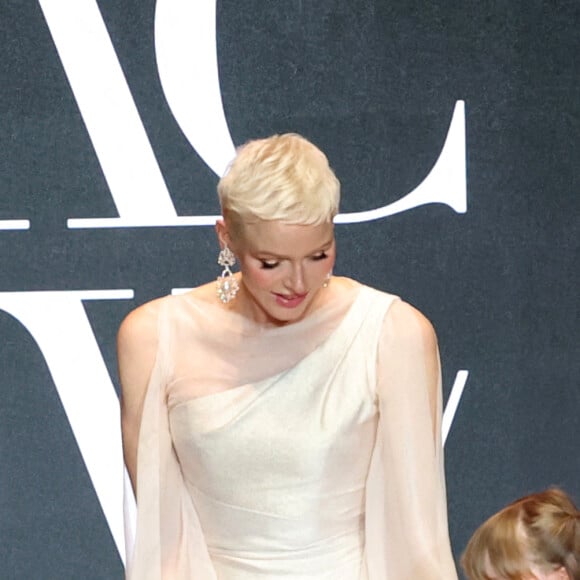 La princesse Charlène de Monaco et sa fille La princesse Gabriella de Monaco, comtesse de Carladès remettent le prix "Emerging Designer Award" à Ramzen lors de la Monte-Carlo fashion week à l'Opéra Garnier de Monaco le 24 mai 2022. © Claudia Albuquerque/Bestimage