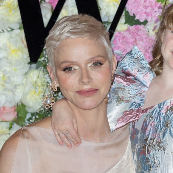 La princesse Charlène de Monaco et sa fille La princesse Gabriella de Monaco, comtesse de Carladès remettent le prix "Emerging Designer Award" à Ramzen lors de la Monte-Carlo fashion week à l'Opéra Garnier de Monaco le 24 mai 2022. © Olivier Huitel/Bestimage