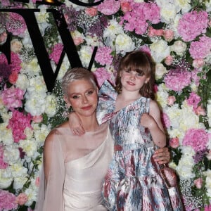 La princesse Charlène de Monaco et sa fille La princesse Gabriella de Monaco, comtesse de Carladès remettent le prix "Emerging Designer Award" à Ramzen lors de la Monte-Carlo fashion week à l'Opéra Garnier de Monaco le 24 mai 2022. © J. C. Vinaj/Bestimage