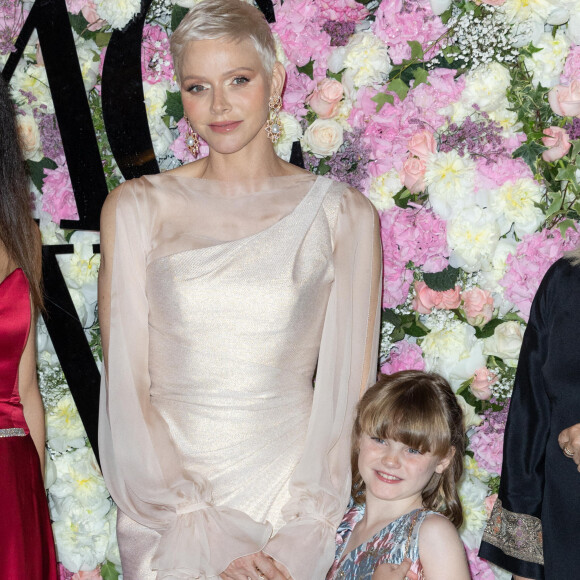 La princesse Charlène de Monaco et sa fille La princesse Gabriella de Monaco, comtesse de Carladès remettent le prix "Emerging Designer Award" à Ramzen lors de la Monte-Carlo fashion week à l'Opéra Garnier de Monaco le 24 mai 2022. © Olivier Huitel/Bestimage