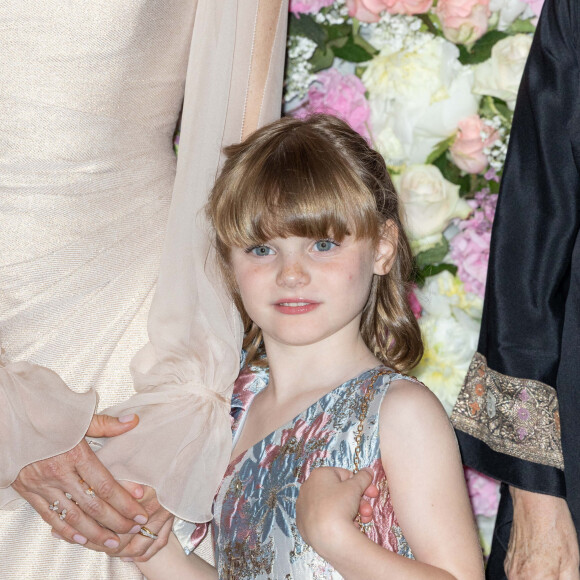La princesse Charlène de Monaco et sa fille La princesse Gabriella de Monaco, comtesse de Carladès remettent le prix "Emerging Designer Award" à Ramzen lors de la Monte-Carlo fashion week à l'Opéra Garnier de Monaco le 24 mai 2022. © Olivier Huitel/Bestimage