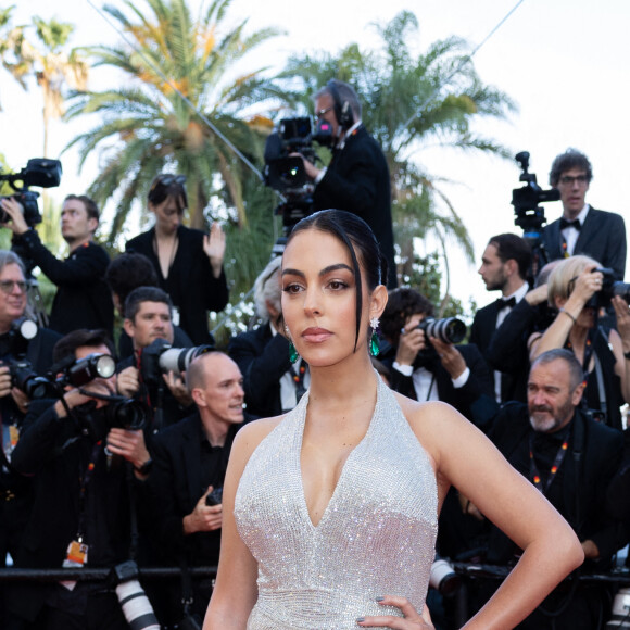 Georgina Rodriguez - Montée des marches du film « Elvis » lors du 75ème Festival International du Film de Cannes. Le 25 mai 2022 © Olivier Borde / Bestimage  Red carpet of the movie « The Innocent » during the 75th Cannes International Film Festival. On may 24th 2022 