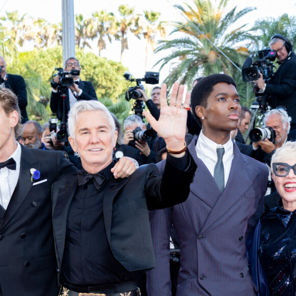 Priscilla Presley, Steve Binder, Olivia Dejonge, Austlin Butler, Baz Luhrmann, Alton Mason, Catherine Martin, Tom Hanks - Montée des marches du film « Elvis » lors du 75ème Festival International du Film de Cannes. Le 25 mai 2022 © Olivier Borde / Bestimage  Red carpet of the movie « The Innocent » during the 75th Cannes International Film Festival. On may 24th 2022 