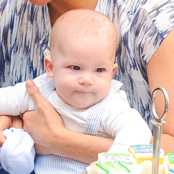 Le prince Harry et Meghan Markle présentent leur fils Archie à Desmond Tutu à Cape Town, Afrique du Sud le 25 septembre 2019. 