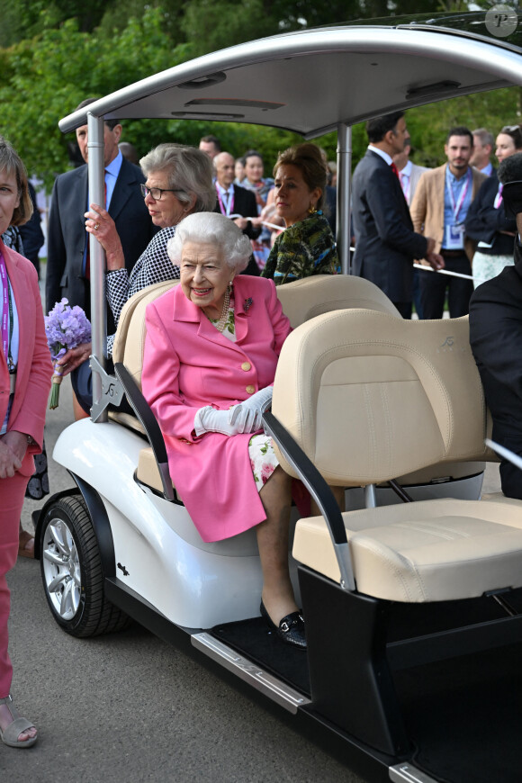 La reine Elisabeth II d'Angleterre assiste en voiturette de golf à l'exposition florale "RHS Chelsea Flower Show" au Royal Hospital à Londres, Royaume Uni, le 23 mai 2022.