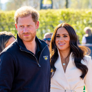 Le prince Harry et Meghan Markle assistent à la finale d'athlétisme, au deuxième jour des Invictus Games 2020 à La Haye, le 17 avril 2022.  Prince Harry and Meghan Markle attend the athletics final on day two of the Invictus Games 2020 in The Hague on April 17, 2022. 