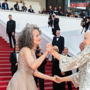 Helen Mirren, Andie MacDowell - Montée des marches du film " Un petit frère " lors du 75ème Festival International du Film de Cannes. Le 27 mai 2022 © Cyril Moreau / Bestimage 