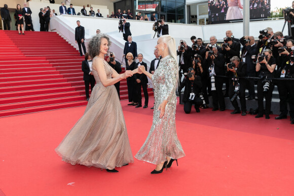 Helen Mirren, Andie MacDowell - Montée des marches du film " Un petit frère " lors du 75ème Festival International du Film de Cannes. Le 27 mai 2022 © Cyril Moreau / Bestimage 