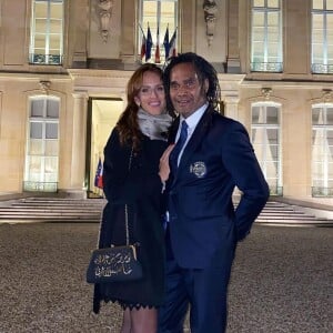 Christian Karembeu et sa femme Jackie posant avec Emmanuel Macron à l'Elysée. Le 14 octobre 2021.