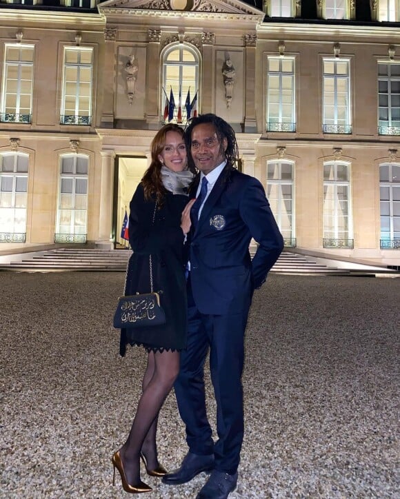 Christian Karembeu et sa femme Jackie posant avec Emmanuel Macron à l'Elysée. Le 14 octobre 2021.