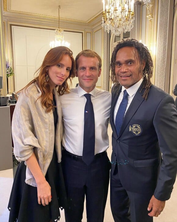 Christian Karembeu et sa femme Jackie posant avec Emmanuel Macron à l'Elysée. Le 14 octobre 2021.