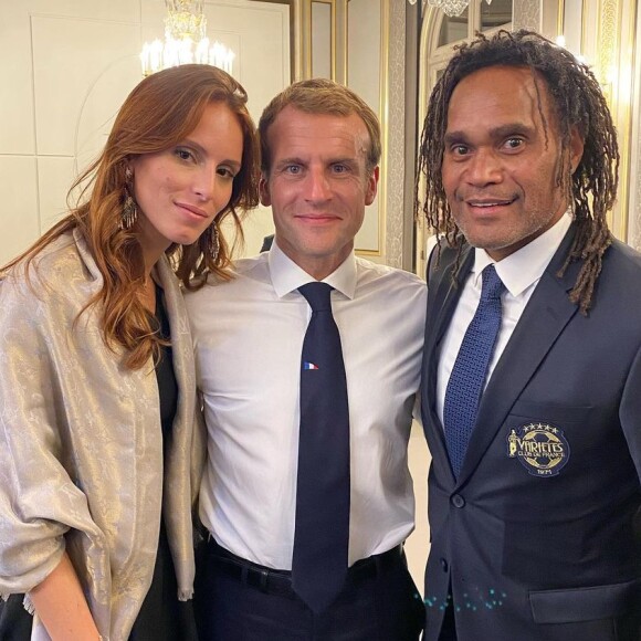 Christian Karembeu et sa femme Jackie posant avec Emmanuel Macron à l'Elysée. Le 14 octobre 2021.