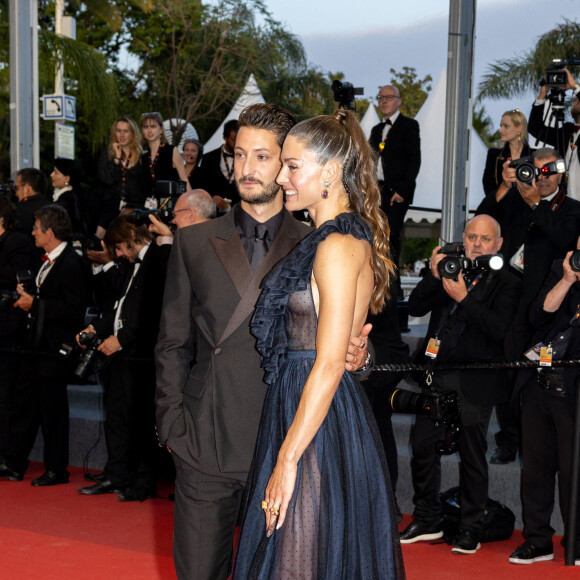 Pierre Niney et sa femme Natasha Andrews - Montée des marches du film " Mascarade " lors du 75ème Festival International du Film de Cannes. Le 27 mai 2022 © Olivier Borde / Bestimage 