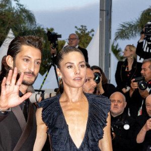 Pierre Niney et sa femme Natasha Andrews - Montée des marches du film " Mascarade " lors du 75ème Festival International du Film de Cannes. Le 27 mai 2022 © Olivier Borde / Bestimage 