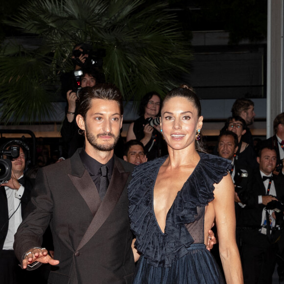 Pierre Niney et sa femme Natasha Andrews - Montée des marches du film " Mascarade " lors du 75ème Festival International du Film de Cannes. Le 27 mai 2022 © Cyril Moreau / Bestimage 