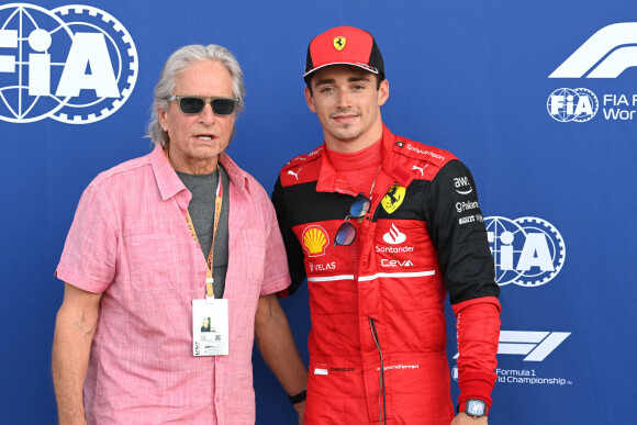 Michael Douglas remet à Charles Leclerc (Ferrari) le prix Pirelli Pole Position - FORMULE 1 (F1) : Grand prix de Miami - Etats Unis le 7 mai 2022 © Motorsports / Panoramic / Bestimage