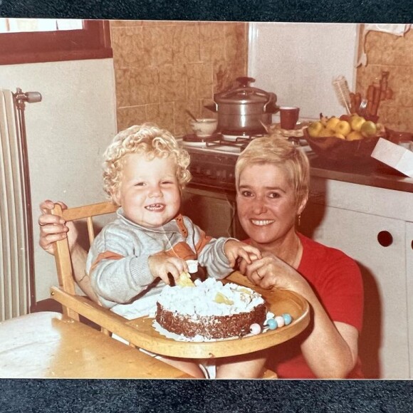Photo d'enfance publiée par Julien Doré de lui avec sa maman décédée, à l'occasion de la fête des mères 2022.