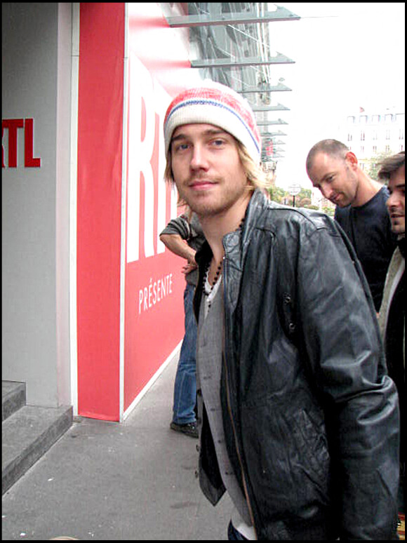 Julien Doré à Paris en devant les locaux de RTL en 2007
