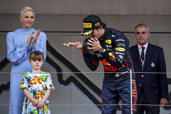 Sergio Perez remporte le Grand Prix de Formule 1 (F1) de Monaco devant Carlo Sainz et Max Verstappen, en présence du prince Albert II de Monaco, de la princesse Charlène de Monaco, du prince Jacques de Monaco, marquis des Baux et de la princesse Gabriella de Monaco, comtesse de Carladès. Monaco, le 29 mai 2022.