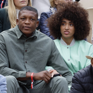 Cameron Woki et sa compagne Alizée Priso - People dans les tribunes lors des Internationaux de France de Tennis de Roland Garros 2022 à Paris le 29 mai 2022. © Cyril Moreau/Bestimage