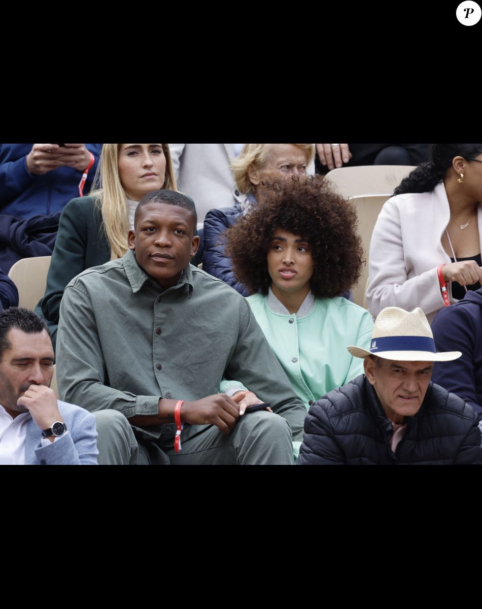 Cameron Woki et sa compagne Alizée Priso - People dans les tribunes lors des Internationaux de France de Tennis de Roland Garros 2022 à Paris le 29 mai 2022. © Cyril Moreau/Bestimage