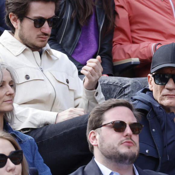 Gaëtan Roussel et sa femme Clarisse - People dans les tribunes lors des Internationaux de France de Tennis de Roland Garros 2022 à Paris le 29 mai 2022. © Cyril Moreau/Bestimage