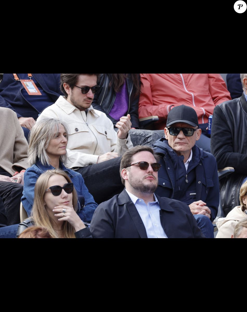 Gaëtan Roussel et sa femme Clarisse - People dans les tribunes lors des Internationaux de France de Tennis de Roland Garros 2022 à Paris le 29 mai 2022. © Cyril Moreau/Bestimage