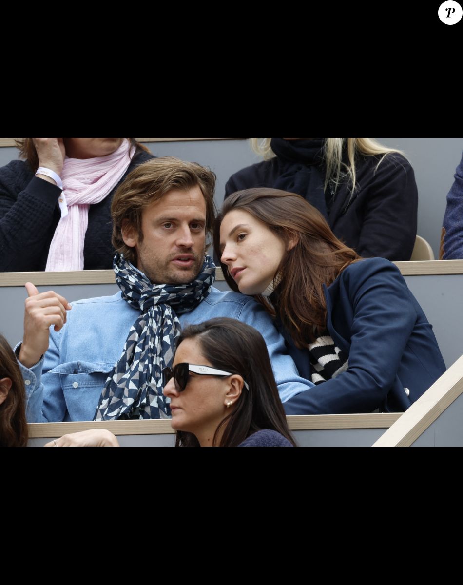 Joséphine Japy et son compagnon - People dans les tribunes lors des Internationaux de France de Tennis de Roland Garros 2022 à Paris le 29 mai 2022. © Cyril Moreau/Bestimage