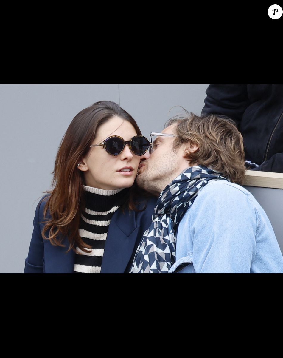 Joséphine Japy et son compagnon - People dans les tribunes lors des Internationaux de France de Tennis de Roland Garros 2022 à Paris le 29 mai 2022. © Cyril Moreau/Bestimage