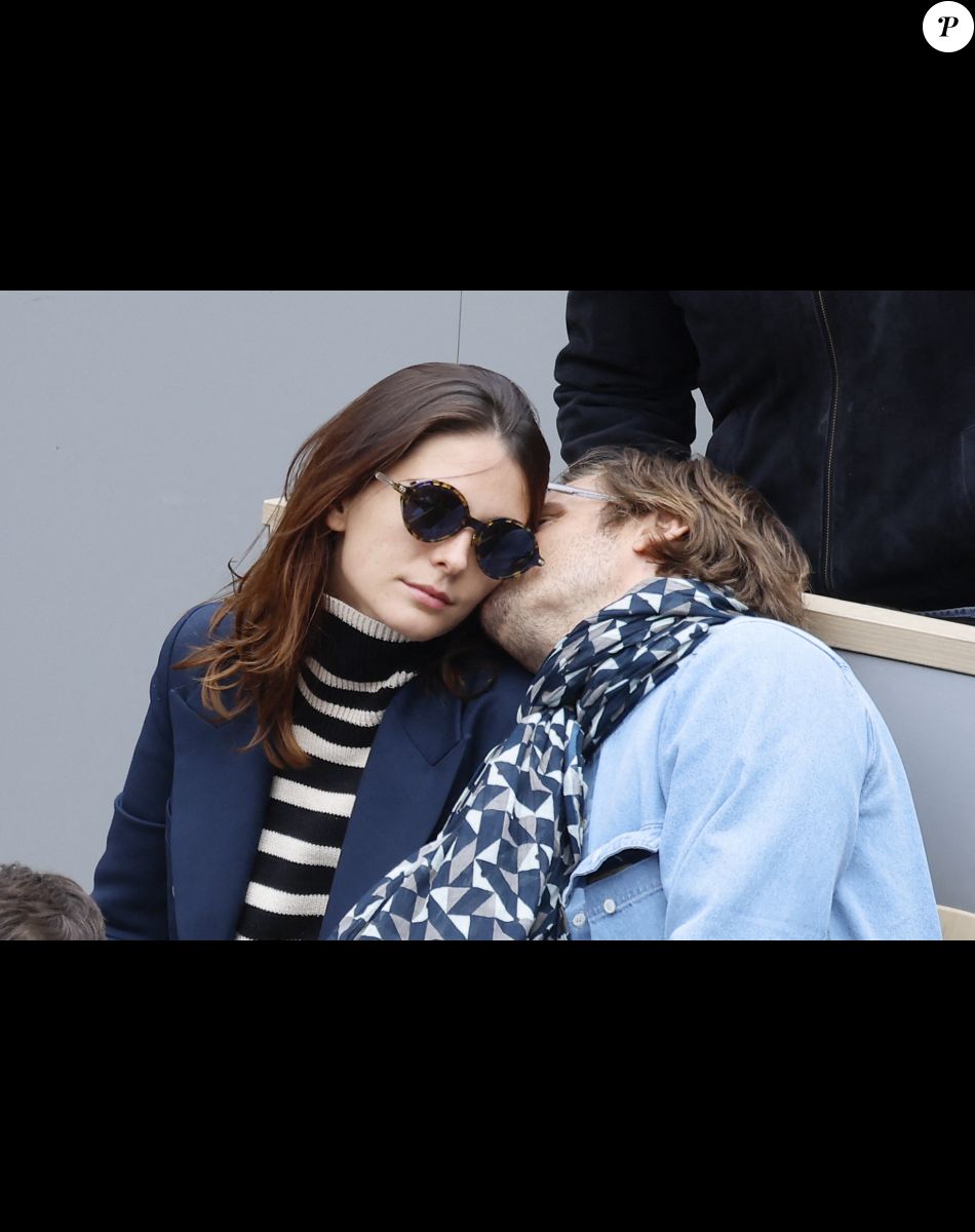 Joséphine Japy et son compagnon - People dans les tribunes lors des Internationaux de France de Tennis de Roland Garros 2022 à Paris le 29 mai 2022. © Cyril Moreau/Bestimage
