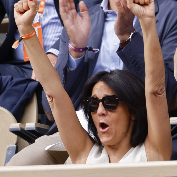Florence Foresti - People dans les tribunes lors des Internationaux de France de Tennis de Roland Garros 2022 à Paris. © Cyril Moreau/Bestimage