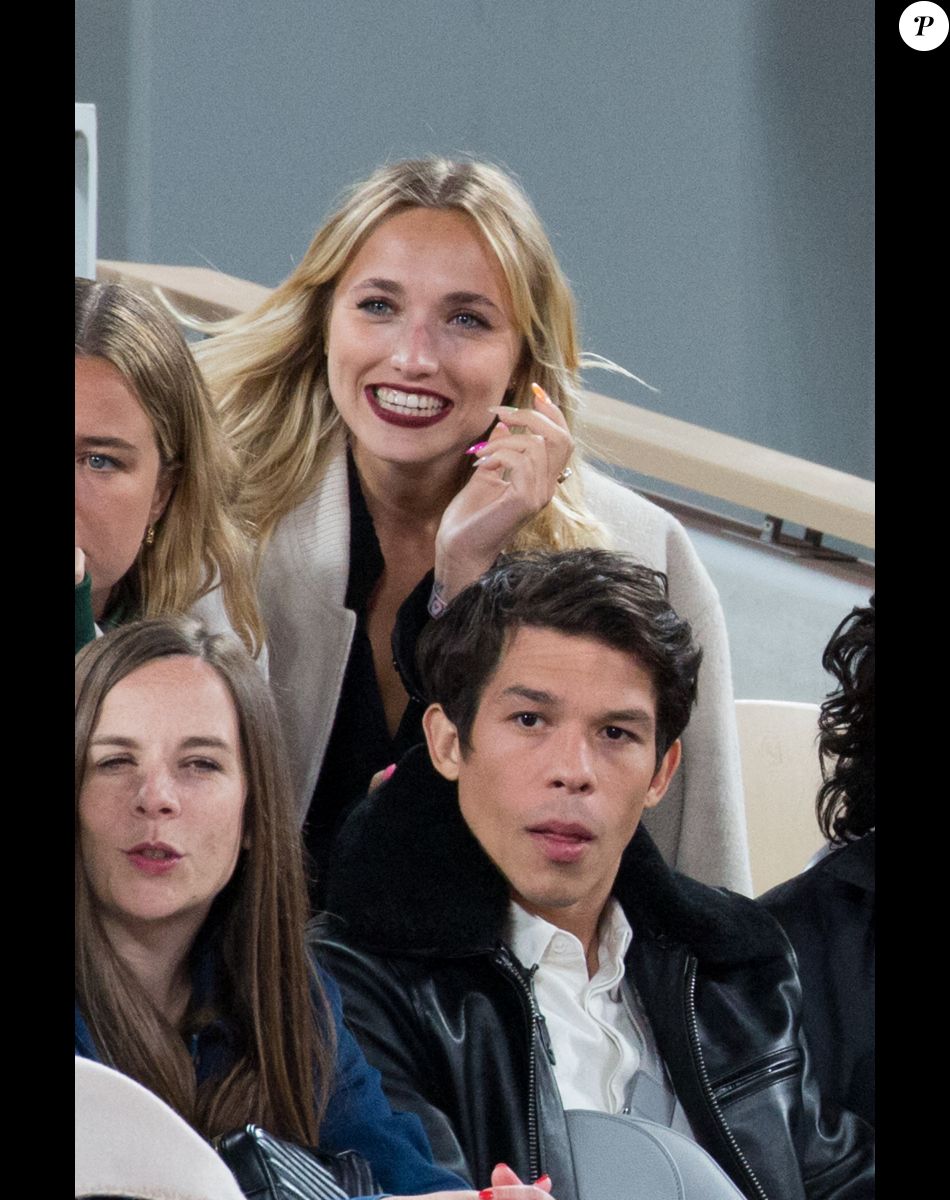Chloé Jouannet avec son compagnon Sandor Funtek - People dans les tribunes lors des Internationaux de France de Tennis de Roland Garros 2022 à Paris le 29 mai 2022.
