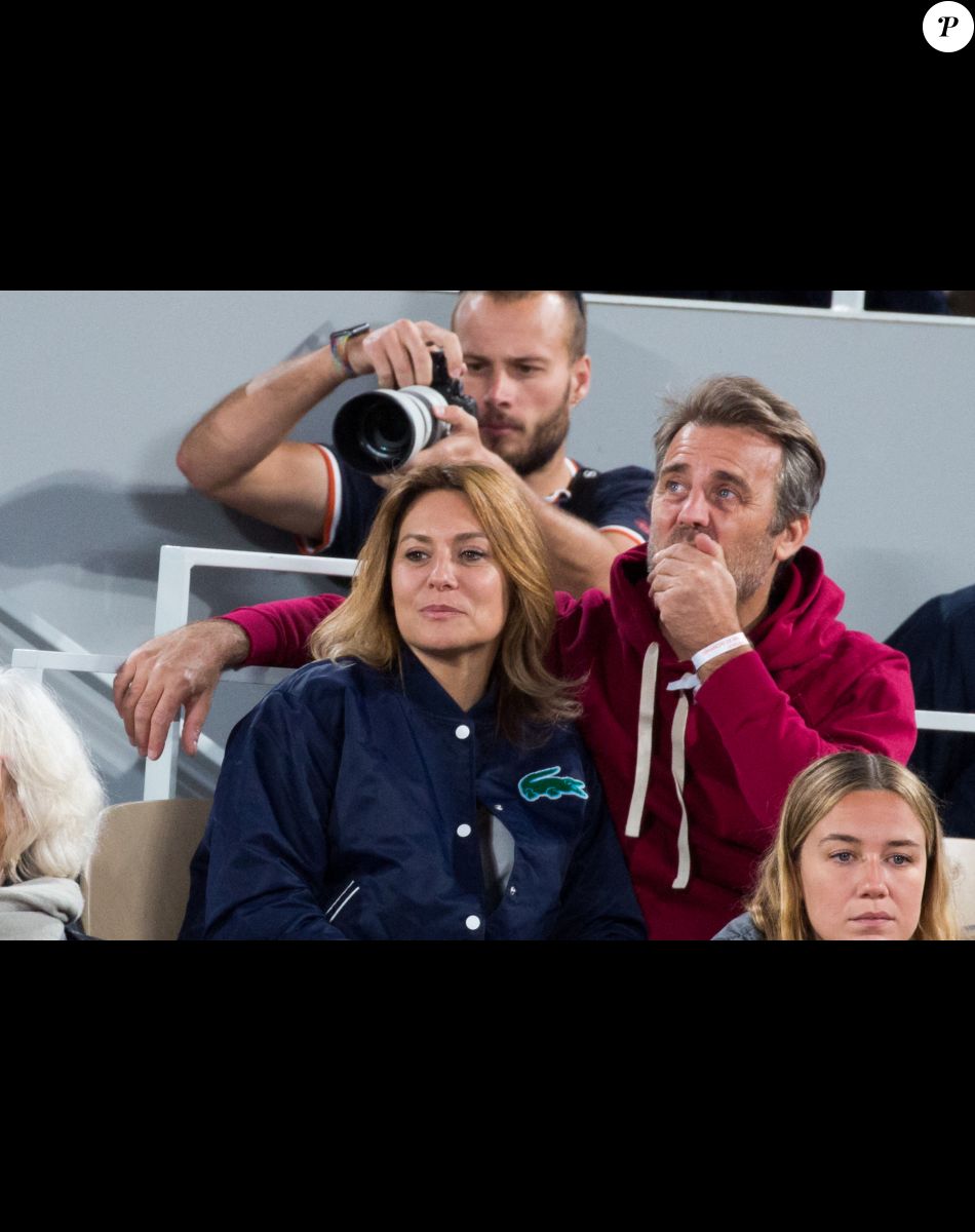 Shirley Bousquet et son compagnon Charles Watine - People dans les tribunes lors des Internationaux de France de Tennis de Roland Garros 2022 à Paris le 29 mai 2022.