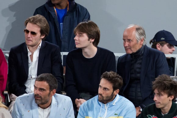 Hippolyte Girardot avec ses fils Sven Girardot et Isaac Girardot - People dans les tribunes lors des Internationaux de France de Tennis de Roland Garros 2022 à Paris le 29 mai 2022.