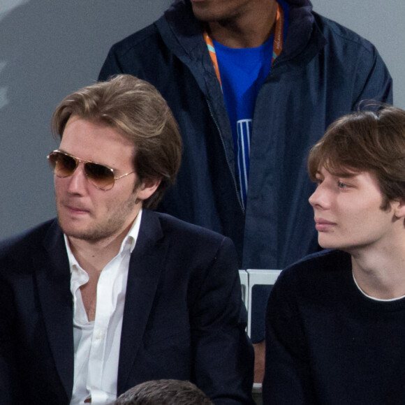 Hippolyte Girardot avec ses fils Sven Girardot et Isaac Girardot - People dans les tribunes lors des Internationaux de France de Tennis de Roland Garros 2022 à Paris le 29 mai 2022.