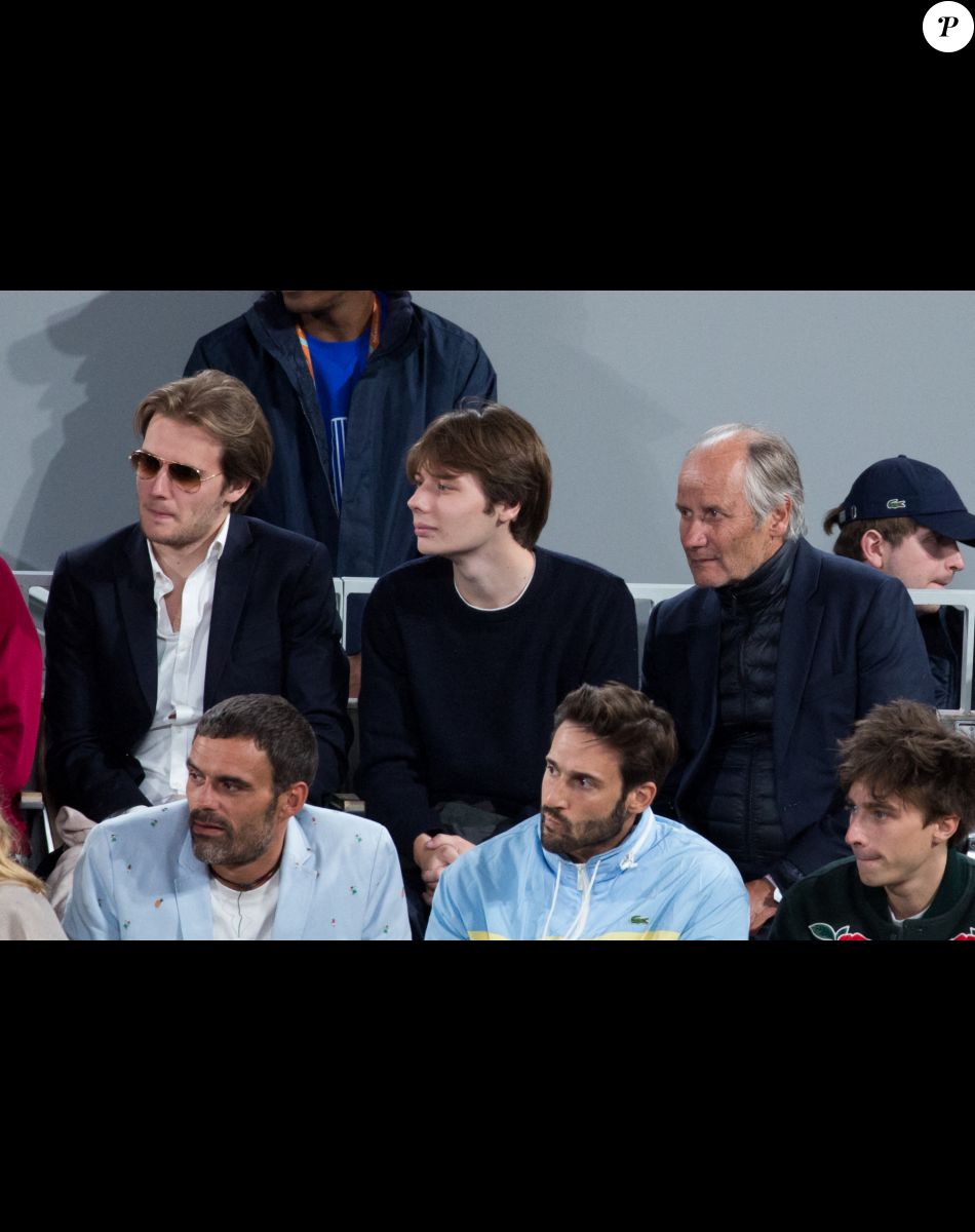 Hippolyte Girardot avec ses fils Sven Girardot et Isaac Girardot - People dans les tribunes lors des Internationaux de France de Tennis de Roland Garros 2022 à Paris le 29 mai 2022.