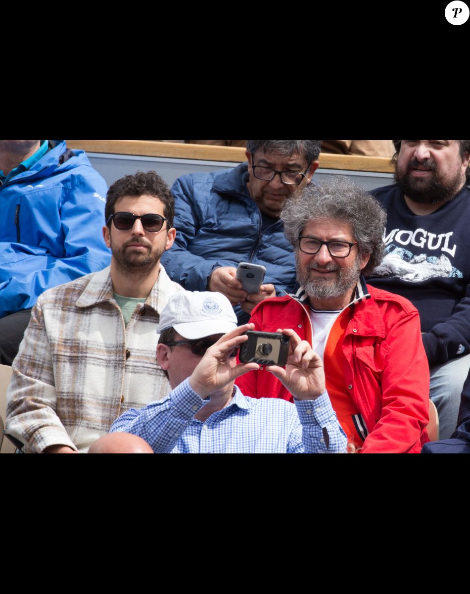 Radu Mihaileanu et son fils Gary Mihaileanu - People dans les tribunes lors des Internationaux de France de Tennis de Roland Garros 2022 à Paris le 29 mai 2022.