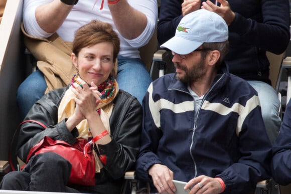 Emilie Caen et son compagnon Thomas Damisch - People dans les tribunes lors des Internationaux de France de Tennis de Roland Garros 2022 à Paris le 29 mai 2022.