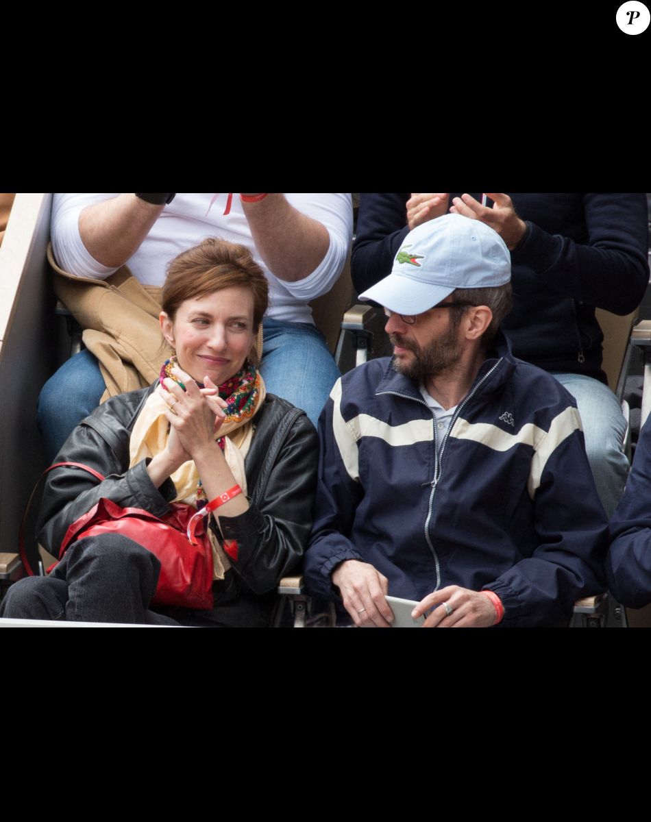Emilie Caen et son compagnon Thomas Damisch - People dans les tribunes lors des Internationaux de France de Tennis de Roland Garros 2022 à Paris le 29 mai 2022.