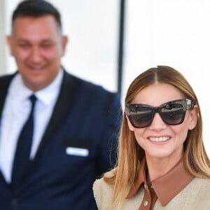 Clotilde Courau arrive à l'hôtel "Martinez" lors du 75ème Festival International du Film de Cannes, le 21 mai 2022. 