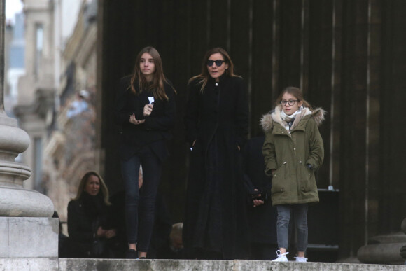 Clotilde Courau et ses filles Luisa et Vittoria - Sorties de l'église de la Madeleine après les obsèques de Johnny Hallyday à Paris - Le 9 décembre 2017 