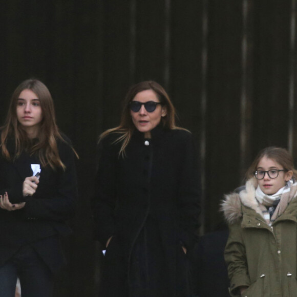 Clotilde Courau et ses filles Luisa et Vittoria - Sorties de l'église de la Madeleine après les obsèques de Johnny Hallyday à Paris - Le 9 décembre 2017 