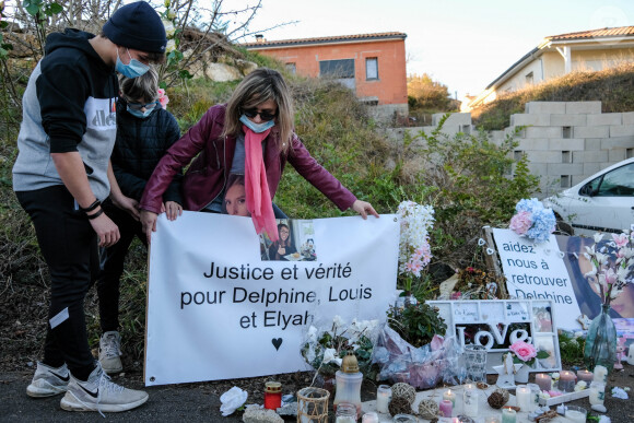 A Cagnac-les-Mines (Tarn), les proches de Delphine Jubillar lui rendant hommage au pied de sa maison le 19 décembre 2021