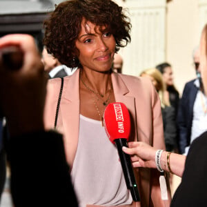 Sonia Rolland durant la soirée d'ouverture des 23èmes Rencontres internationales du cinéma des antipodes à Saint Tropez, le 13 octobre 2021, avec une avant première du film documentaire Alick et Albert au cinéma La Renaissance, place des Lices. Avant cette projection, les invités ont pu découvrir une exposition photo retraçant les moments forts de ce film documentaire où le prince Albert II de Monaco est l'un des personnages principaux. Cet événement va se dérouler du 13 au 17 octobre. Ce documentaire réalisé par Douglas Watkin, dès novembre 2018, où Alick Tipoti, artiste insulaire et militant des langues indigènes, accueille S.A.S. le prince Albert II de Monaco sur l'île de Badu, dans le détroit de Torrès, au nord de l'Australie. Cette première visite d'un chef d'Etat étranger dans la communauté Badulgal fait suite à une rencontre à Monaco en 2016 à l'occasion de l'exposition " Taba Naba ", présentée au Musée océanographique. L'artiste et le prince sont tous deux animés par l'héritage de leurs ancêtres et par leur engagement personnel envers le monde naturel, en particulier l'océan. Ils discutent des similitudes et des contrastes de leurs petites communautés si éloignées l'une de l'autre, et réfléchissent aux sociétés patriarcales et à la crise environnementale qu'elles traversent. Alick et les habitants de Badu partagent avec le prince Albert II leur mode vie menacé par la pollution de l'océan - filets fantômes et plastiques - et par le changement climatique. © Bruno Bebert / Bestimage 