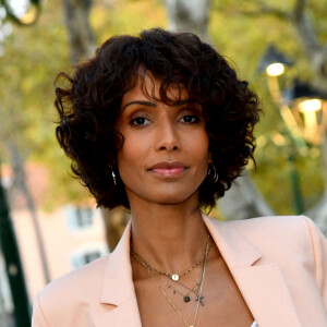 Sonia Rolland durant la soirée d'ouverture des 23èmes Rencontres internationales du cinéma des antipodes à Saint Tropez avec une avant première du film documentaire Alick et Albert au cinéma La Renaissance, place des Lices. Avant cette projection, les invités ont pu découvrir une exposition photo retraçant les moments forts de ce film documentaire où le prince Albert II de Monaco est l'un des personnages principaux. Cet événement va se dérouler du 13 au 17 octobre. Ce documentaire réalisé par Douglas Watkin où Alick Tipoti, artiste insulaire et militant des langues indigènes, accueille S.A.S. le prince Albert II de Monaco sur l'île de Badu, dans le détroit de Torrès, au nord de l'Australie. Cette première visite d'un chef d'Etat étranger dans la communauté Badulgal fait suite à une rencontre à Monaco en 2016 à l'occasion de l'exposition " Taba Naba ", présentée au Musée océanographique. L'artiste et le prince sont tous deux animés par l'héritage de leurs ancêtres et par leur engagement personnel envers le monde naturel, en particulier l'océan. Ils discutent des similitudes et des contrastes de leurs petites communautés si éloignées l'une de l'autre, et réfléchissent aux sociétés patriarcales et à la crise environnementale qu'elles traversent. Alick et les habitants de Badu partagent avec le prince Albert II leur mode vie menacé par la pollution de l'océan - filets fantômes et plastiques - et par le changement climatique. © Bruno Bebert / Bestimage 