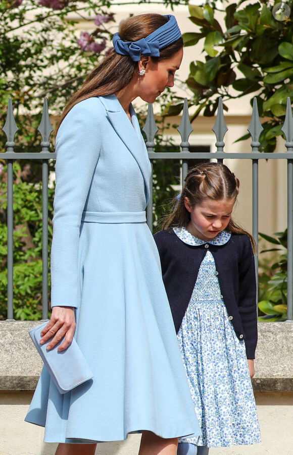 Catherine (Kate) Middleton, duchesse de Cambridge, La princesse Charlotte de Cambridge - La famille royale britannique quitte la chapelle Saint-Georges de Windsor après la messe de Pâques, le 17 avril 2022. 