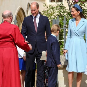 Le prince William, duc de Cambridge, et Catherine (Kate) Middleton, duchesse de Cambridge, Le prince George de Cambridge, La princesse Charlotte de Cambridge - La famille royale britannique quitte la chapelle Saint-Georges de Windsor après la messe de Pâques, le 17 avril 2022. 