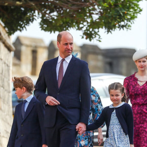 Le prince William, duc de Cambridge, et Catherine (Kate) Middleton, duchesse de Cambridge, Le prince George de Cambridge, La princesse Charlotte de Cambridge, Louise Mountbatten-Windsor (Lady Louise Windsor), James Mountbatten-Windsor, Le prince Edward, comte de Wessex - La famille royale britannique quitte la chapelle Saint-Georges de Windsor après la messe de Pâques, le 17 avril 2022. 